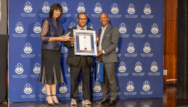 Professor Hussein Shimelis (centre) receiving his award from the University of the Free State’s Vice-Chancellor Professor Hester Klopper (left) and Chancellor Professor Bonang Mohale.